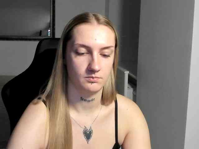 AlexaKisses webcam