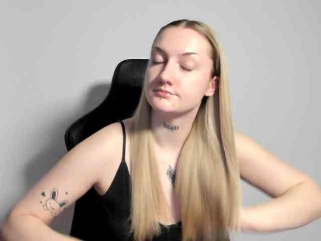 AlexaKisses webcam