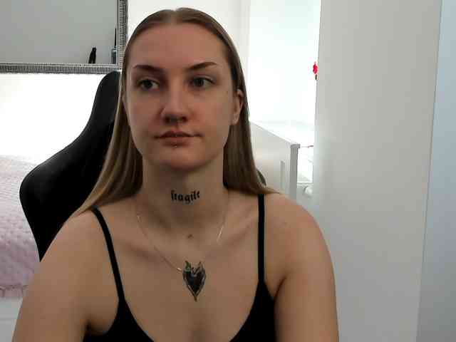 AlexaKisses webcam