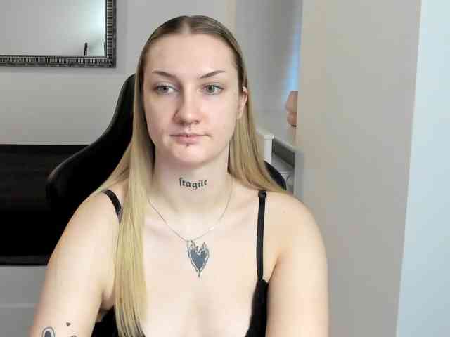 AlexaKisses webcam