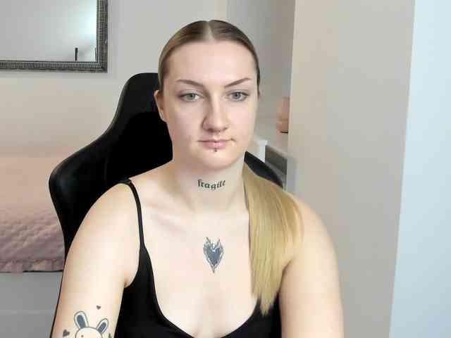 AlexaKisses webcam