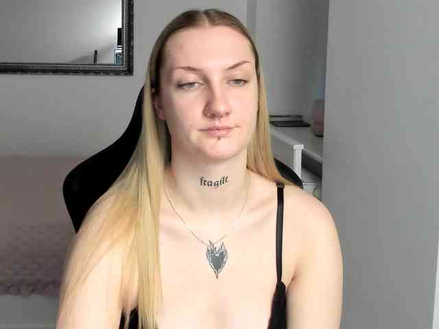 AlexaKisses webcam