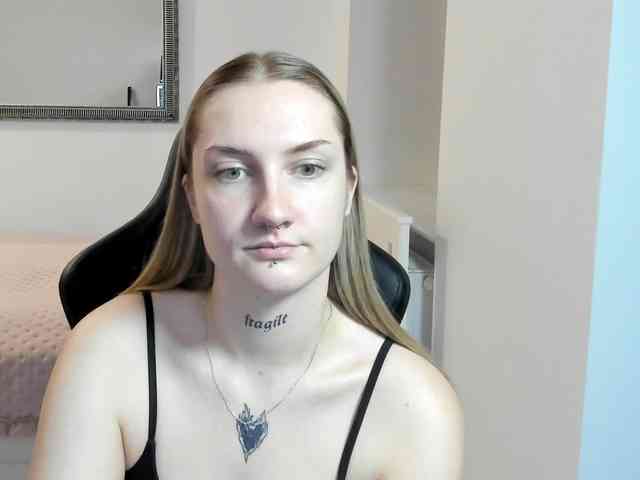 AlexaKisses webcam
