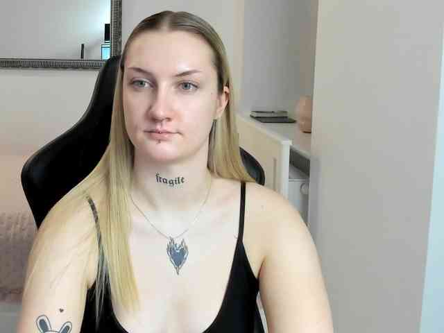 AlexaKisses webcam