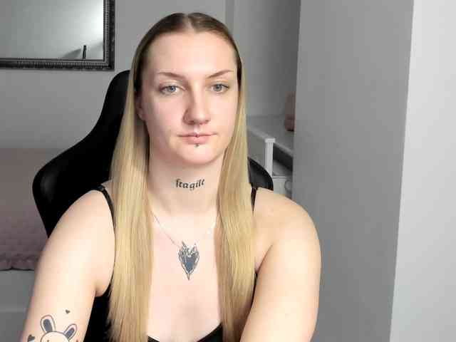 AlexaKisses webcam