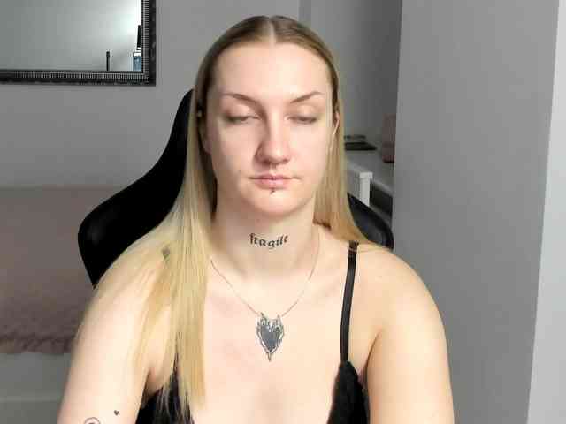 AlexaKisses webcam