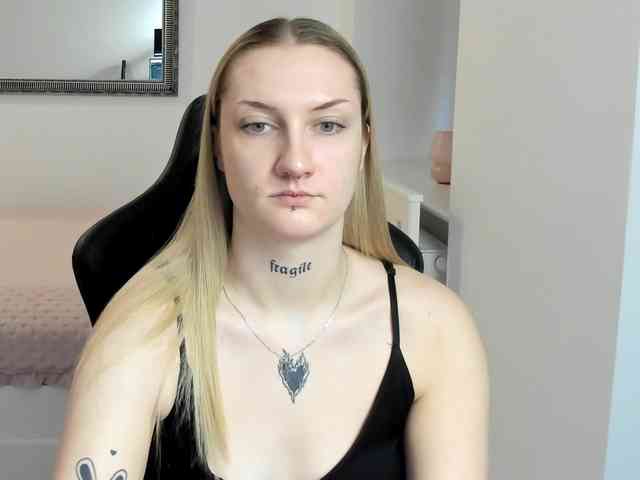 AlexaKisses webcam