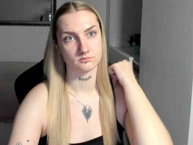 AlexaKisses webcam