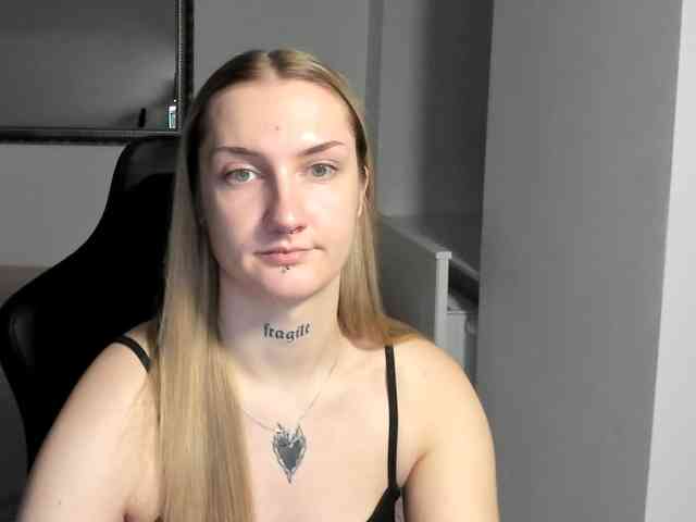 AlexaKisses webcam