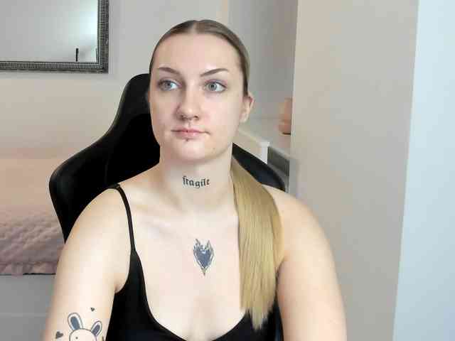 AlexaKisses webcam