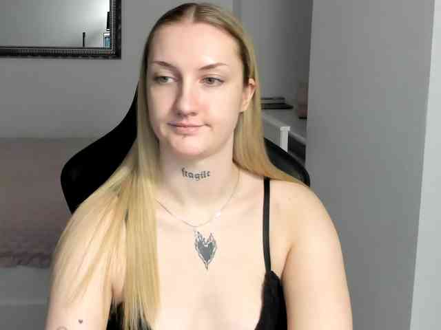 AlexaKisses webcam
