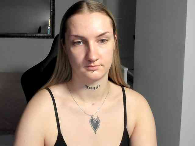 AlexaKisses webcam