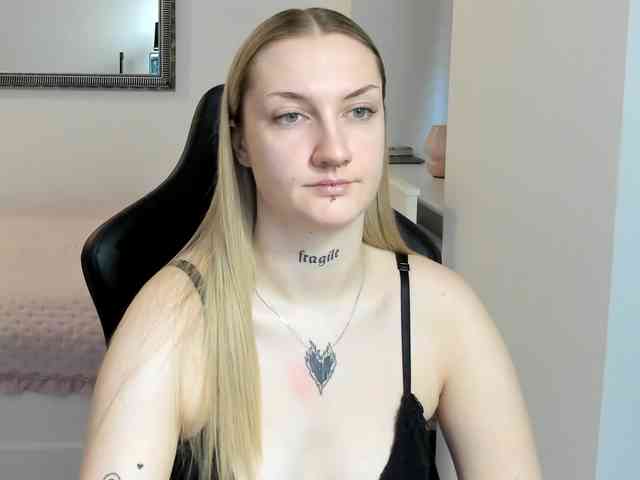 AlexaKisses webcam