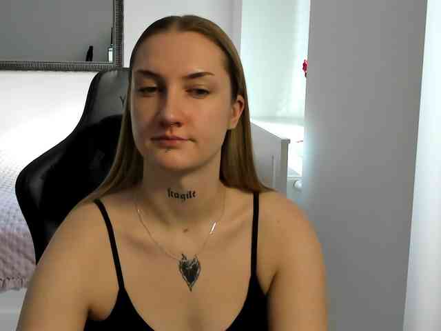 AlexaKisses webcam