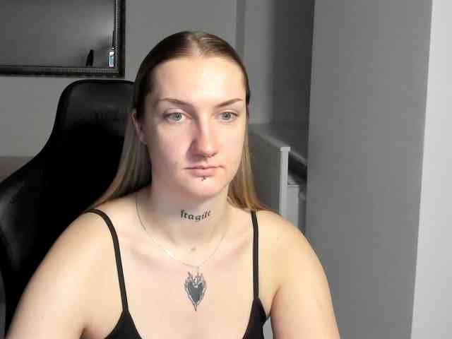 AlexaKisses webcam