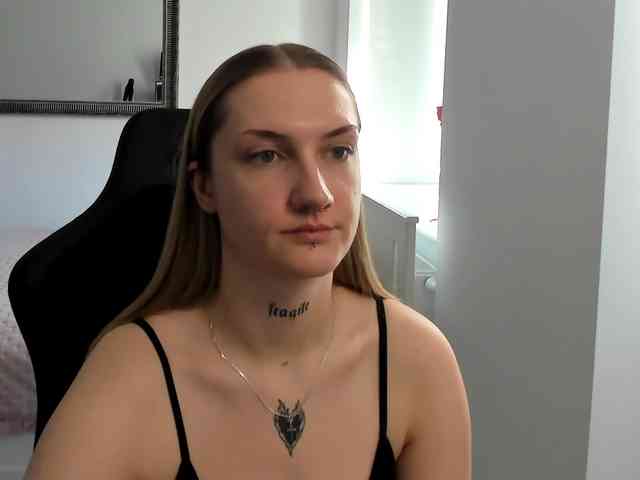 AlexaKisses webcam