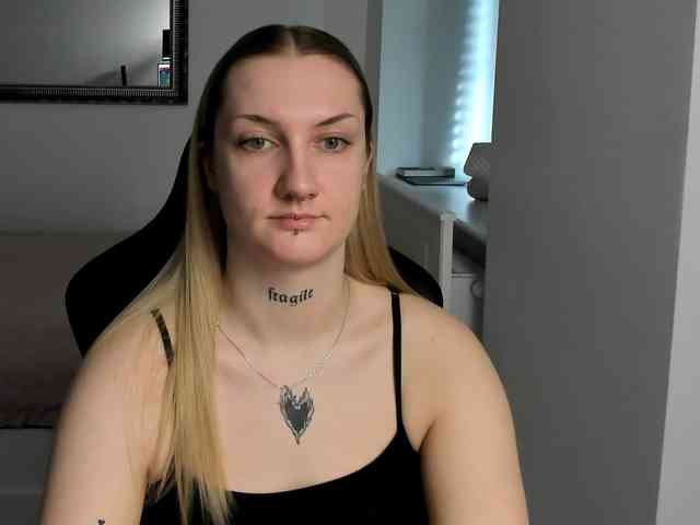 AlexaKisses webcam