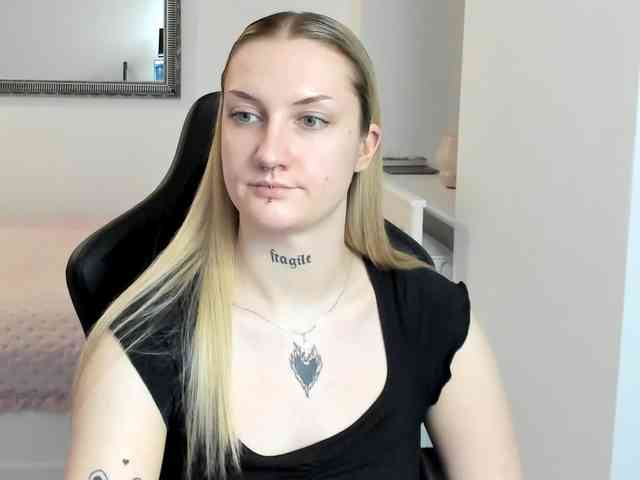 AlexaKisses webcam