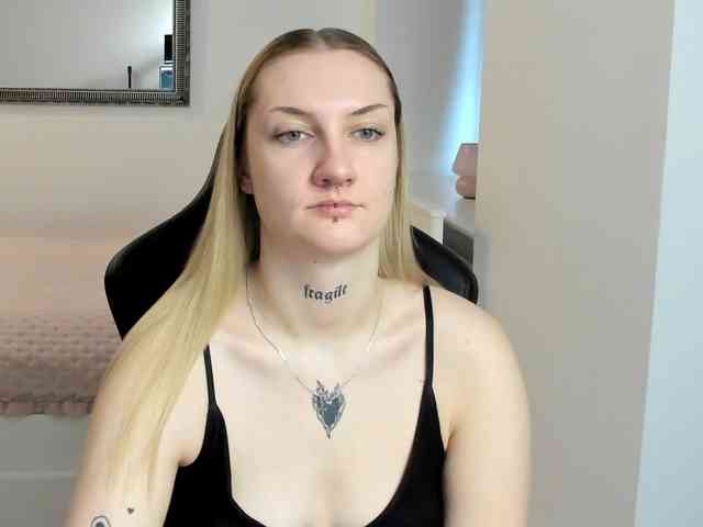 AlexaKisses webcam