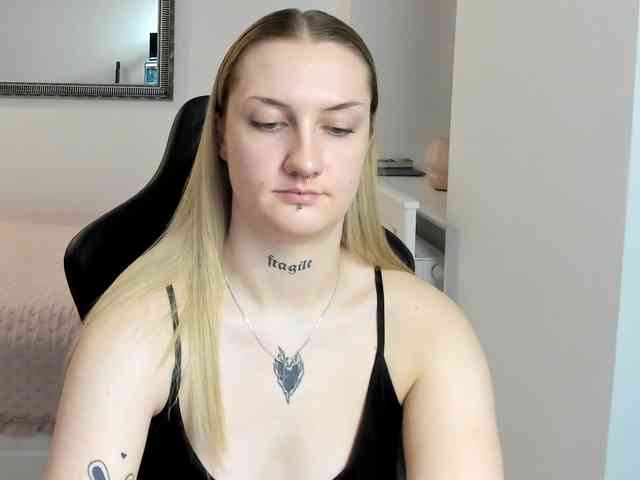 AlexaKisses webcam