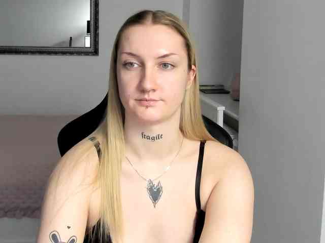 AlexaKisses webcam