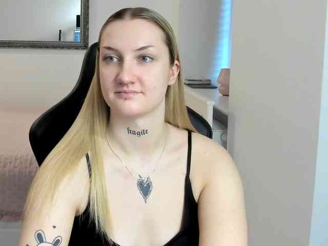 AlexaKisses webcam