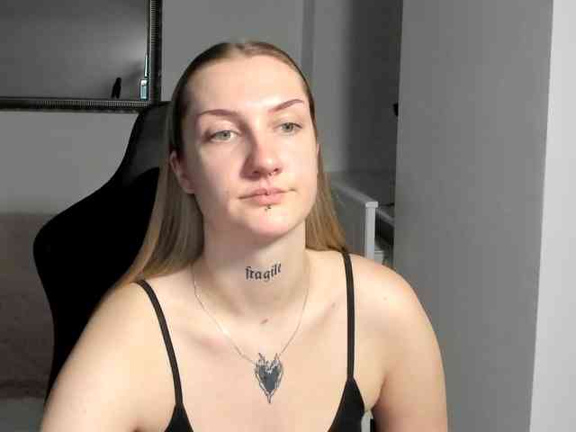 AlexaKisses webcam