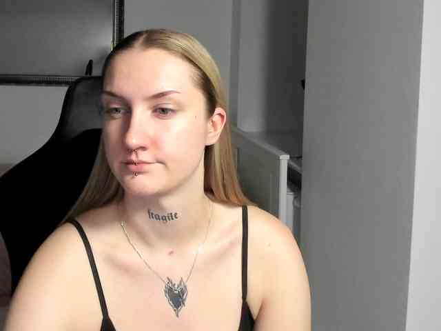 AlexaKisses webcam