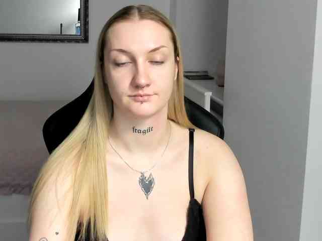 AlexaKisses webcam