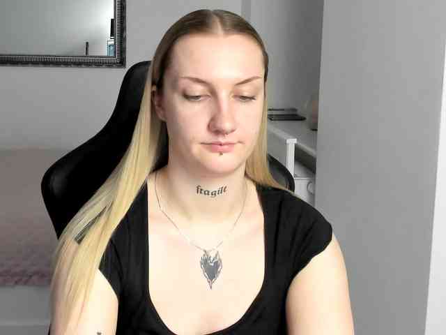 AlexaKisses webcam
