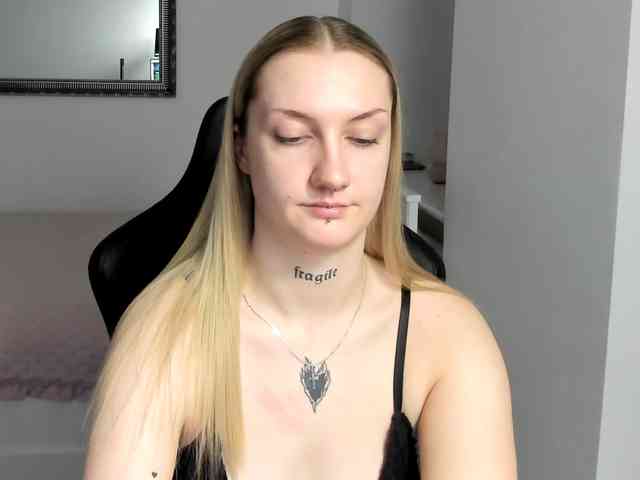 AlexaKisses webcam