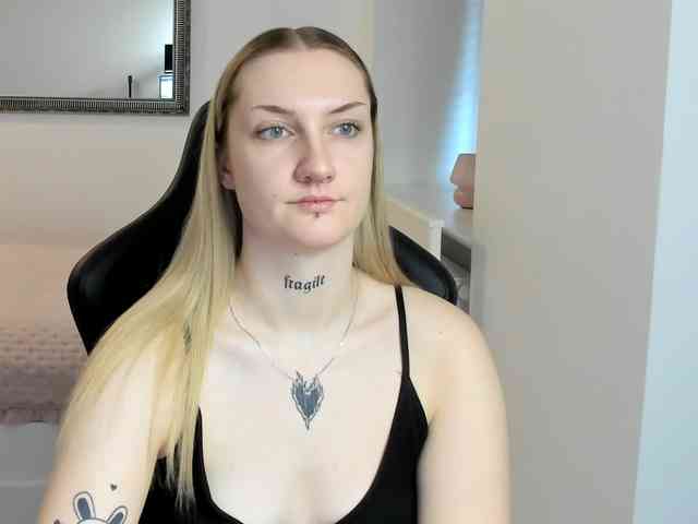 AlexaKisses webcam