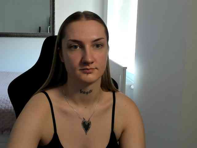 AlexaKisses webcam