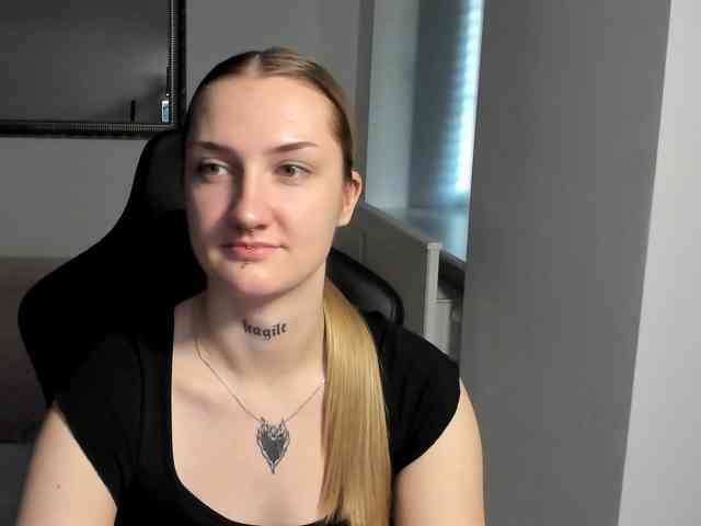 AlexaKisses webcam