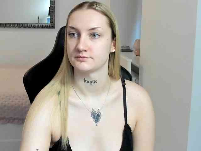 AlexaKisses webcam