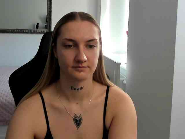 AlexaKisses webcam