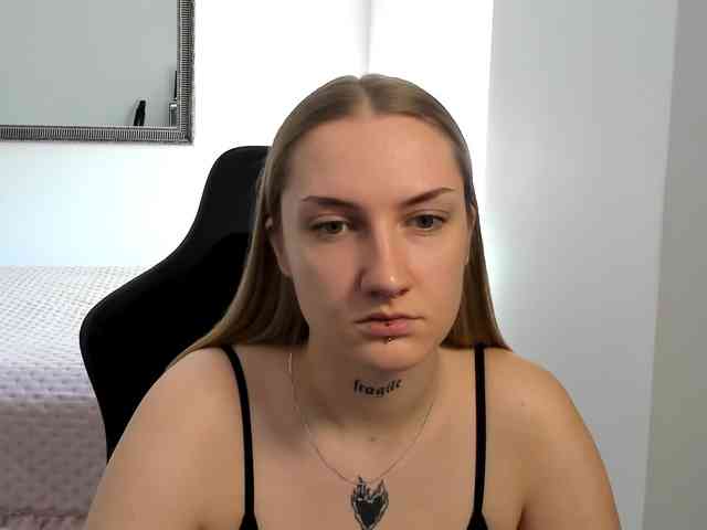 AlexaKisses webcam