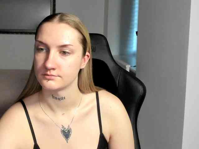 AlexaKisses webcam