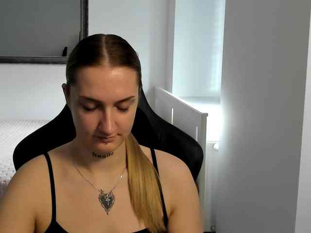 AlexaKisses webcam