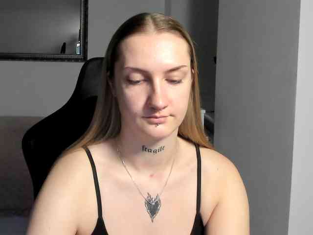 AlexaKisses webcam