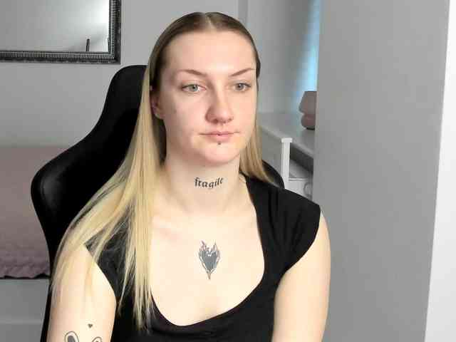 AlexaKisses webcam