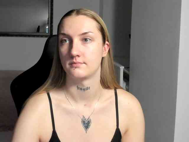 AlexaKisses webcam