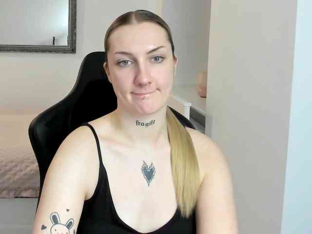 AlexaKisses webcam