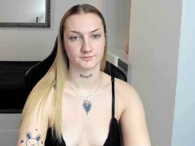 AlexaKisses webcam