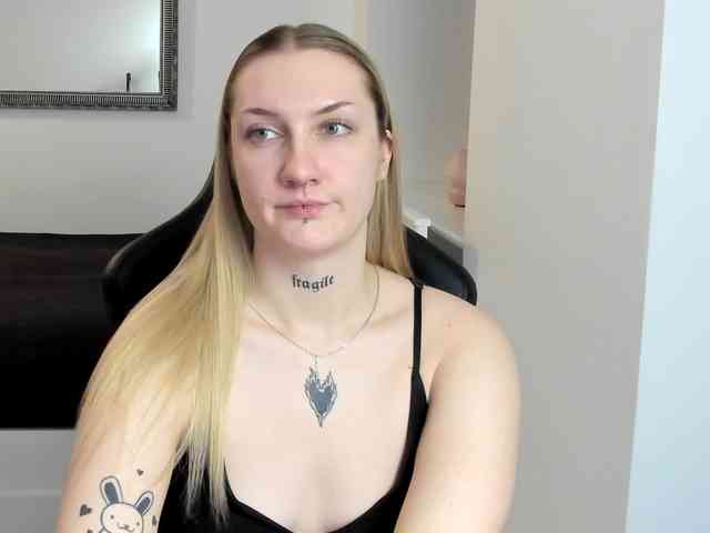 AlexaKisses webcam