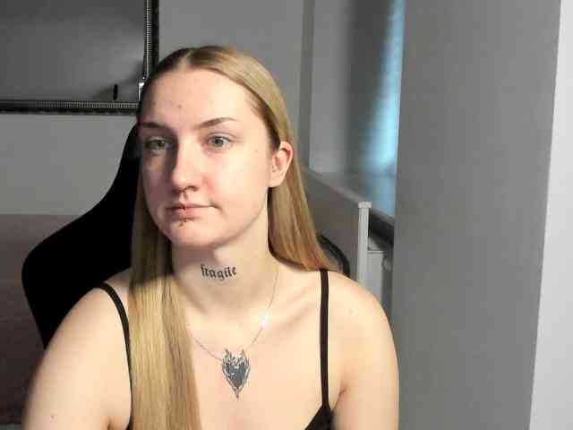 AlexaKisses webcam