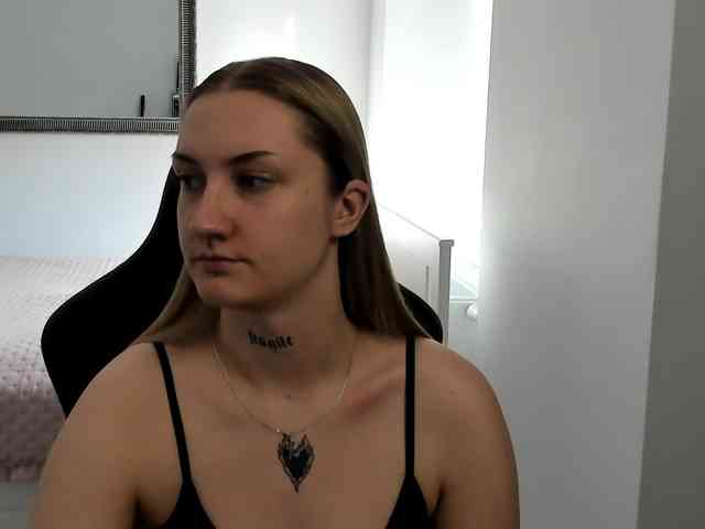 AlexaKisses webcam