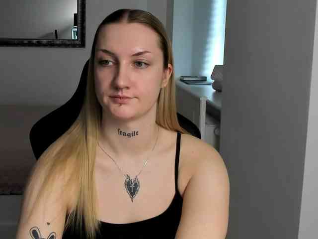 AlexaKisses webcam