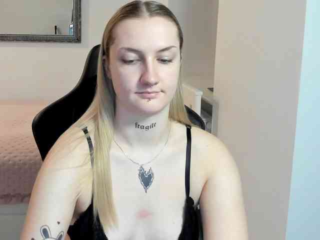 AlexaKisses webcam