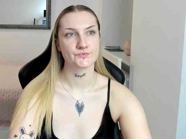 AlexaKisses webcam